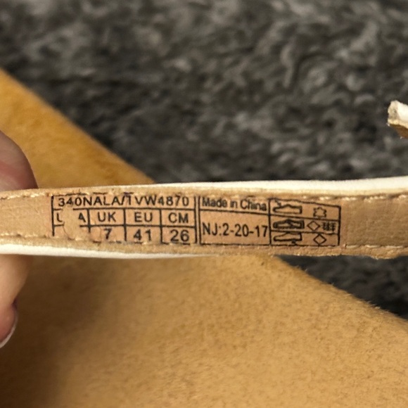 Vionic White T-Strap Embellished Orthopedic Comfort Sandals, SZ 9- Arch Support - Picture 7 of 9